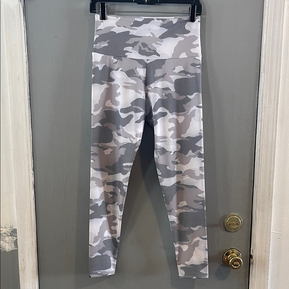 Onzie high basic Middie leggings in dust camo size M/L Camouflage‎